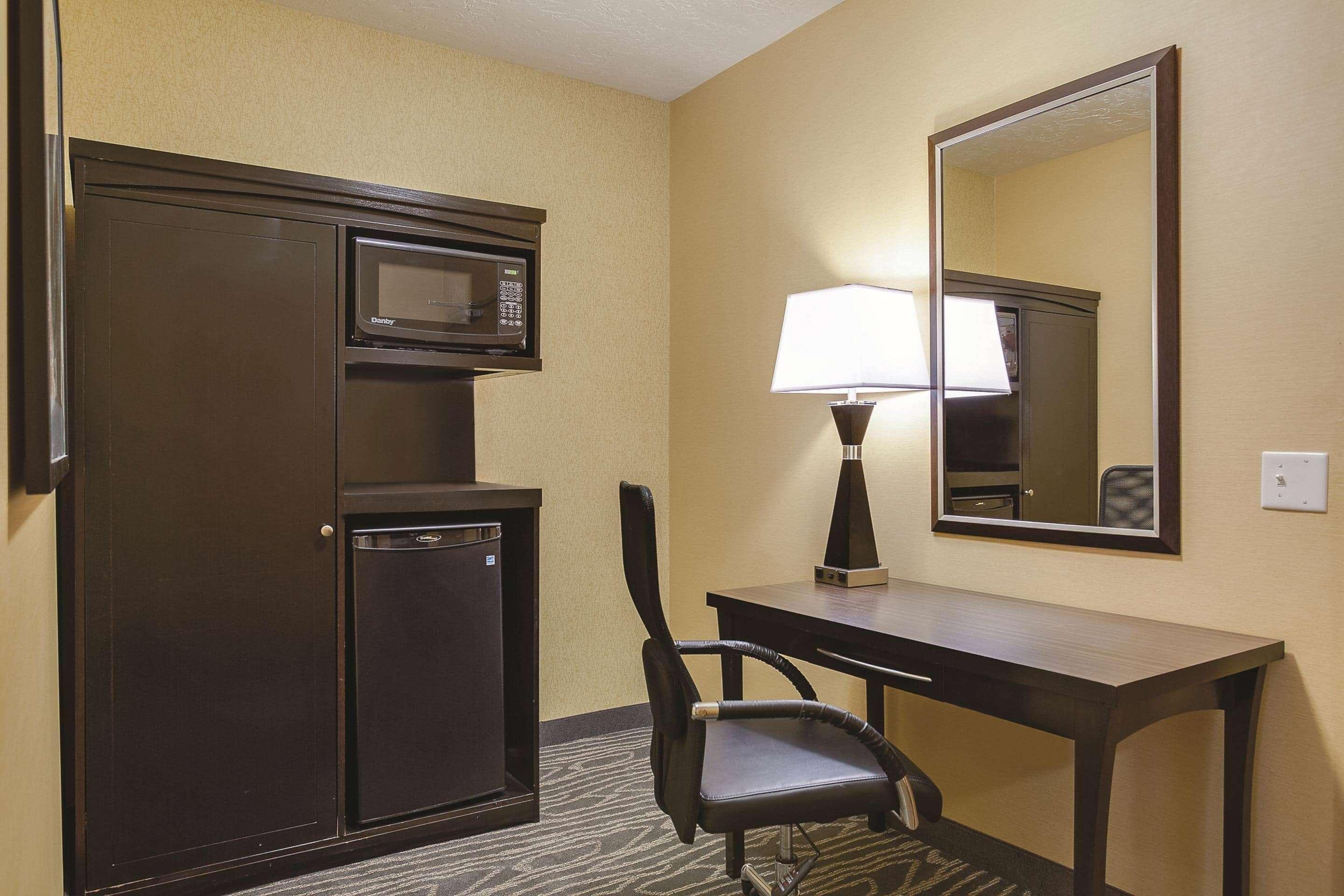 La Quinta By Wyndham Logan Hotel Eksteriør billede