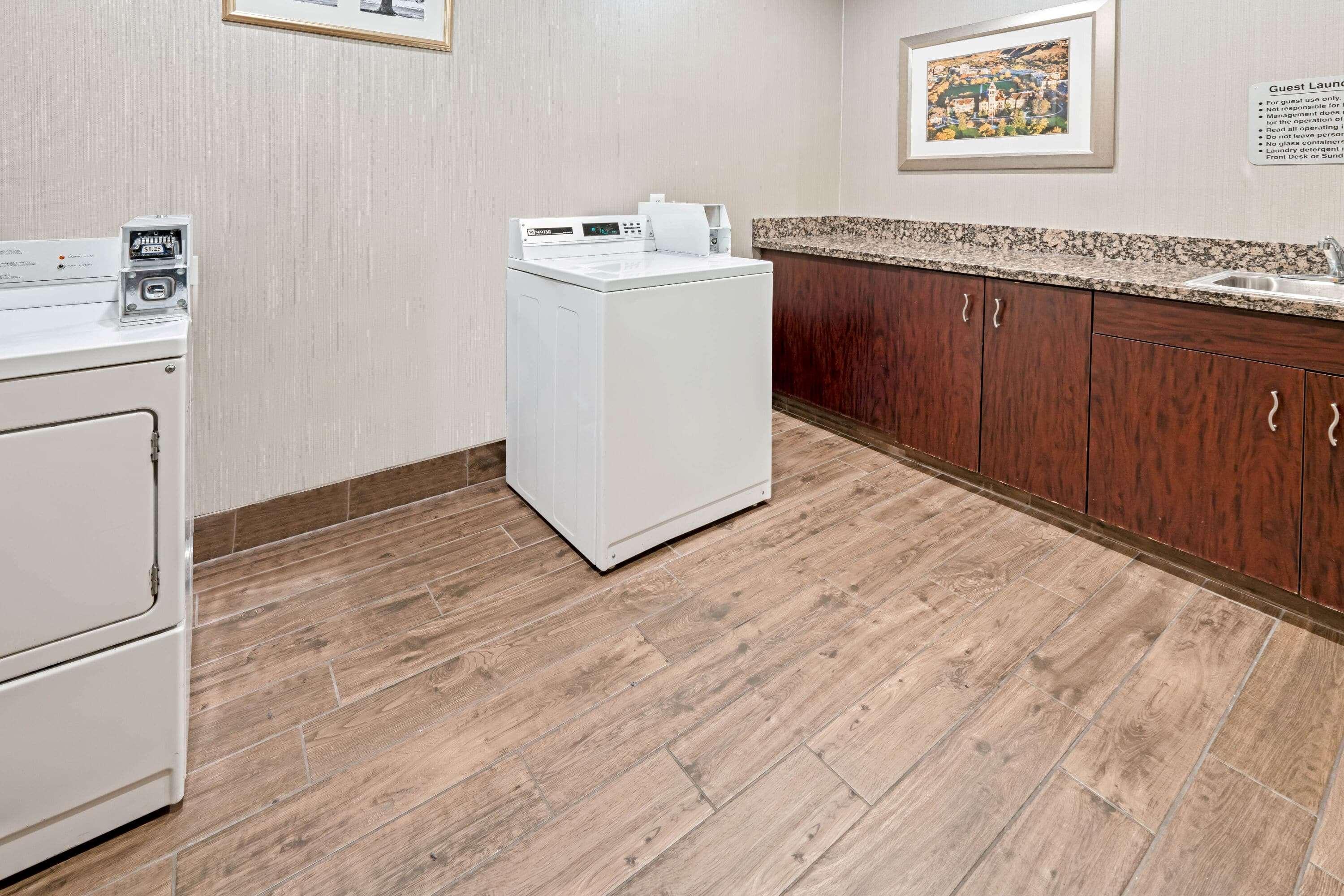 La Quinta By Wyndham Logan Hotel Eksteriør billede